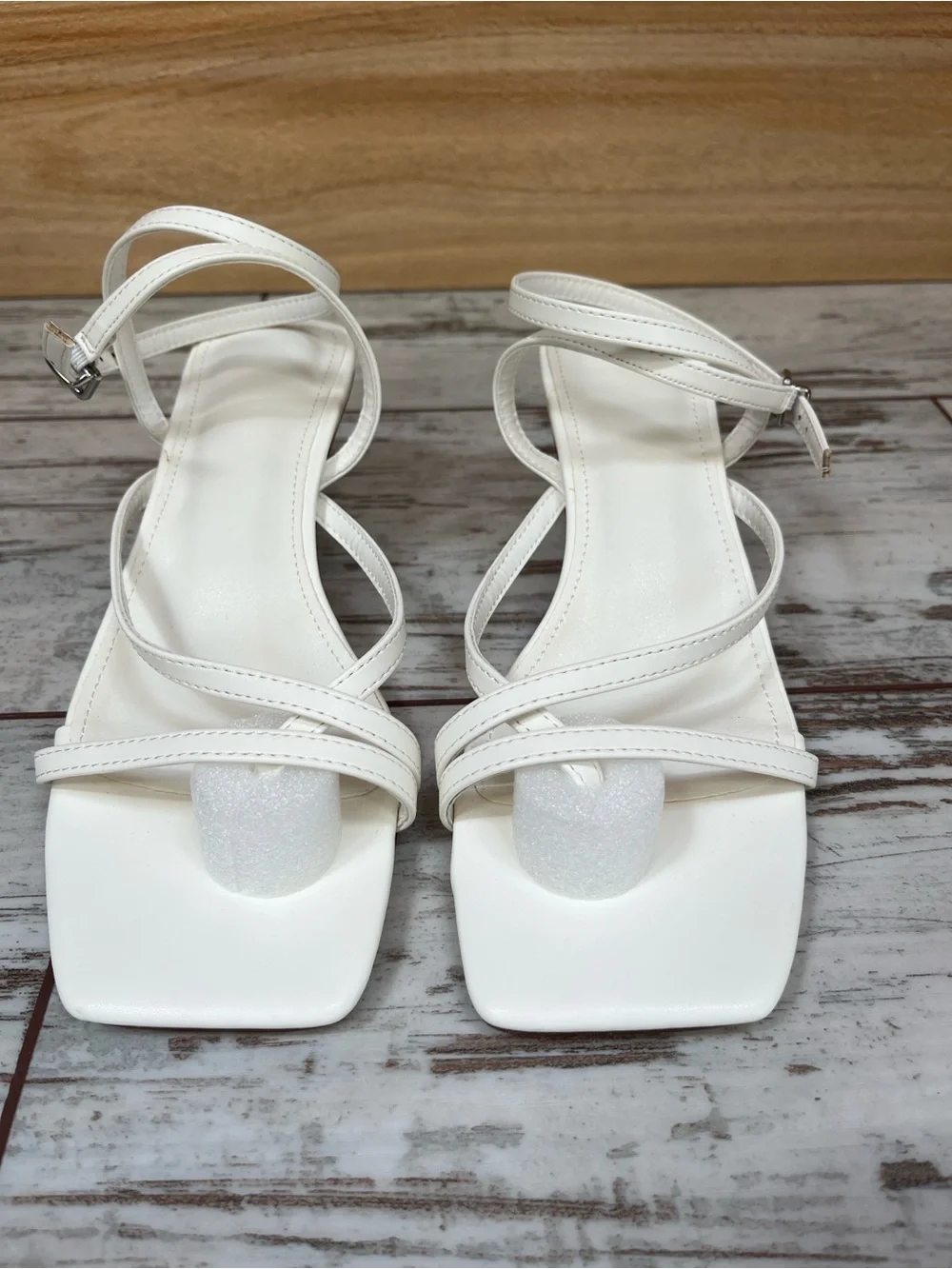 Juliet Holy Womens 7 White Strappy Square Toe Toe-Loop Kitten Heel Sandals NWOT